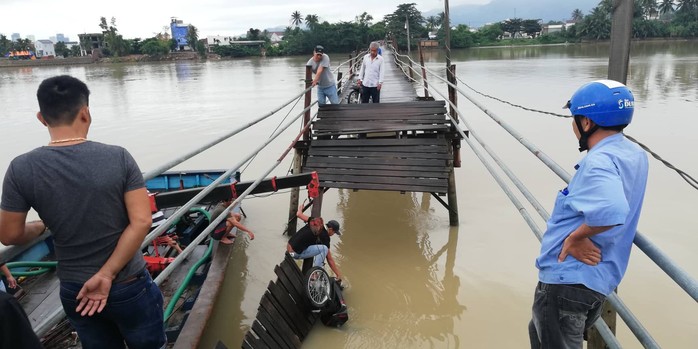 Sập cầu ở Nha Trang, 4 người cùng xe máy rơi xuống sông - Ảnh 1.