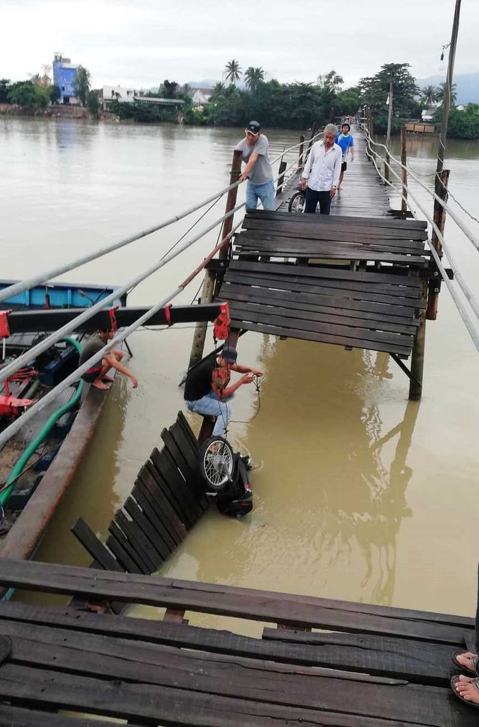 Sập cầu ở Nha Trang, 4 người cùng xe máy rơi xuống sông - Ảnh 2.