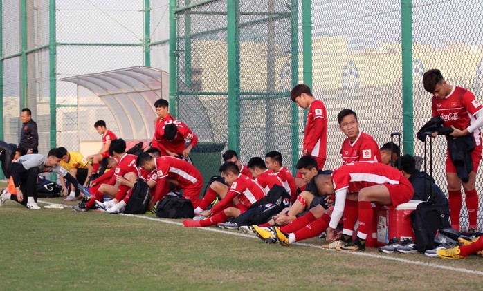 Tuyển Việt Nam tập luyện, thầy Park nói chuyện riêng với các thủ môn - Ảnh 4.