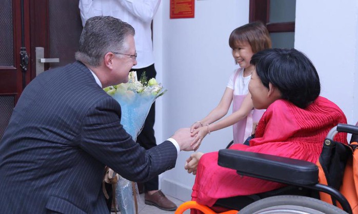 Xúc động hình ảnh Đại sứ Mỹ trò chuyện cùng người khuyết tật - Ảnh 4.