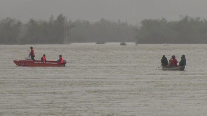Phú Yên: Một người bị nước lũ nhấn chìm, di dời khẩn cấp hơn 900 người - Ảnh 2.