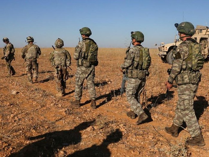 Xe bọc thép chở nhóm binh sĩ Mỹ đầu tiên rút khỏi Syria - Ảnh 1.