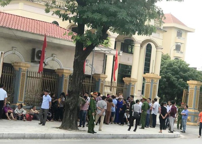 Dân tới trụ sở, mong đối thoại với chủ tịch UBND tỉnh Ninh Bình về xây đài hỏa táng - Ảnh 1.