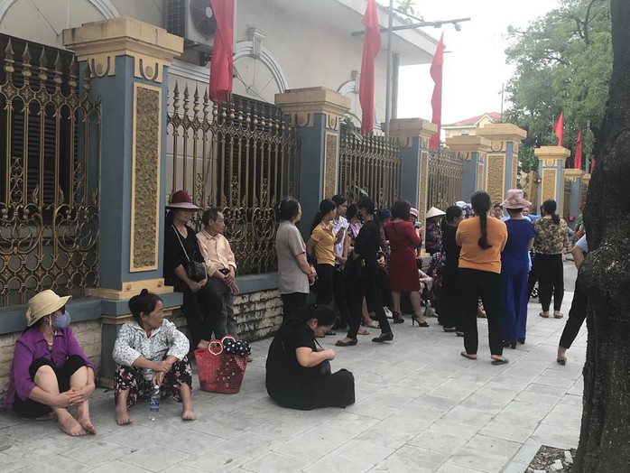 Dân tới trụ sở, mong đối thoại với chủ tịch UBND tỉnh Ninh Bình về xây đài hỏa táng - Ảnh 2.