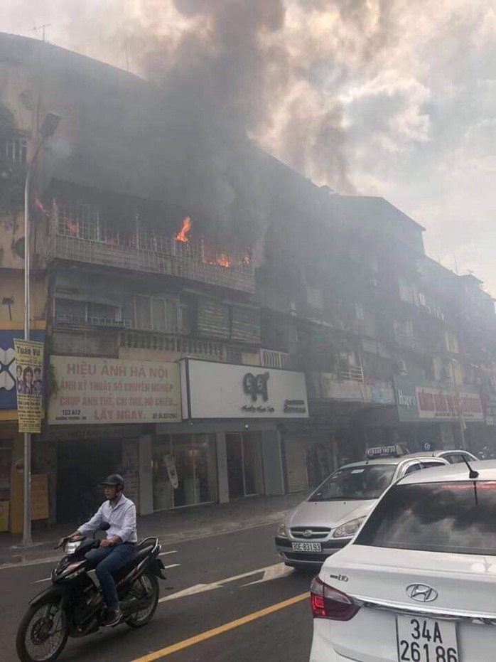 Cháy bùng phát ở chung cư, hàng trăm người chạy tán loạn - Ảnh 1.