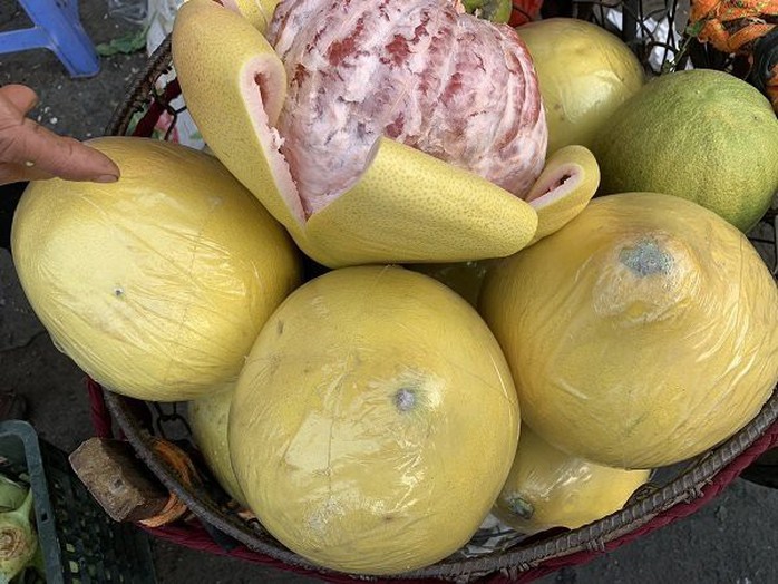 Bưởi Trung Quốc khổng lồ, vỏ vàng bóng tràn về chợ Việt - Ảnh 1. Bưởi Trung Quốc khổng lồ, vỏ vàng bóng tràn về chợ Việt - Ảnh 1.