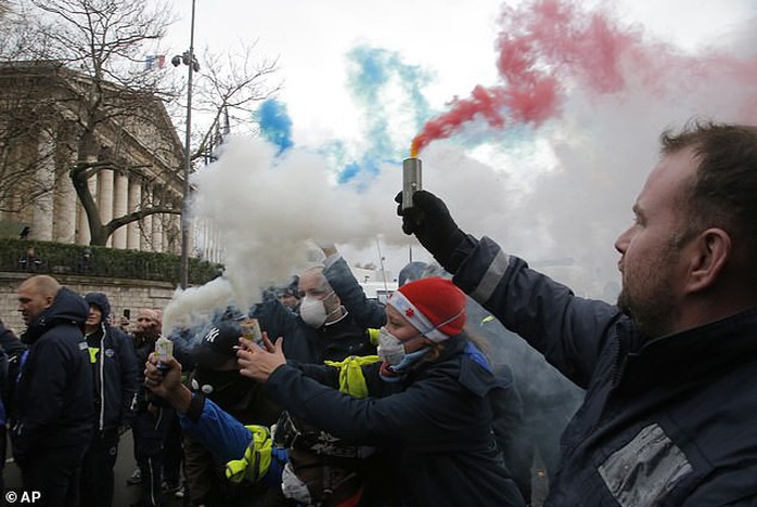 Chính phủ Pháp sớm nhượng bộ người biểu tình - Ảnh 3.
