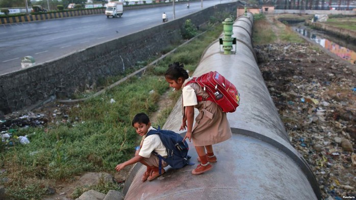 Ấn Độ: Học sinh tiểu học không mang cặp sách quá 3 kg - Ảnh 1.