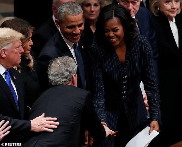 Bận tang lễ cha, ông Bush vẫn nhớ chuyền  kẹo cho bà Obama - Ảnh 1.