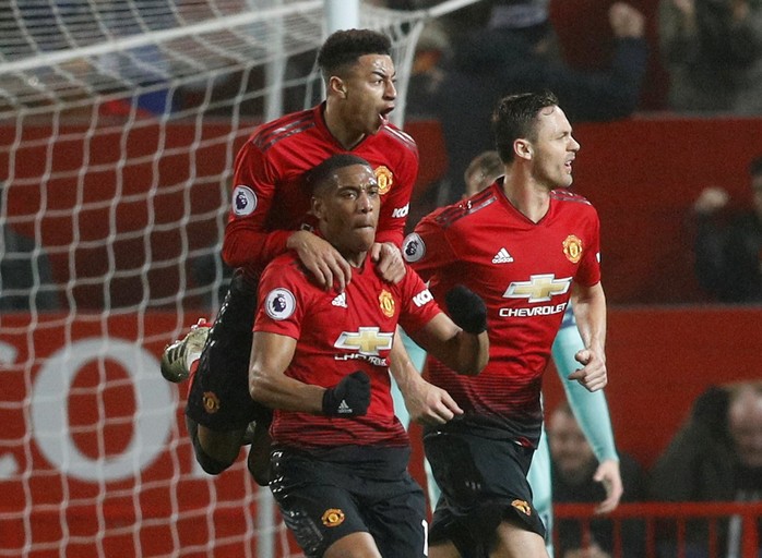 Công làm thủ phá, Man United giương cờ trắng ở Premier League - Ảnh 4.