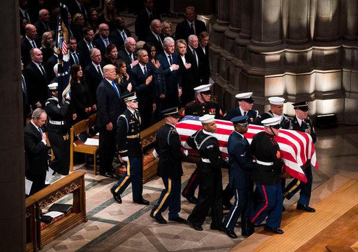 Bận tang lễ cha, ông Bush vẫn nhớ chuyền  kẹo cho bà Obama - Ảnh 4.