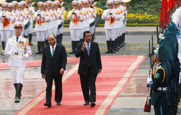 Cận cảnh Thủ tướng Nguyễn Xuân Phúc đón Thủ tướng Hun Sen - Ảnh 3.