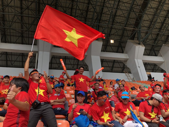 Vừa thắng Philippines, dân Việt đổ xô săn lùng vé sang Malaysia xem chung kết - Ảnh 1.