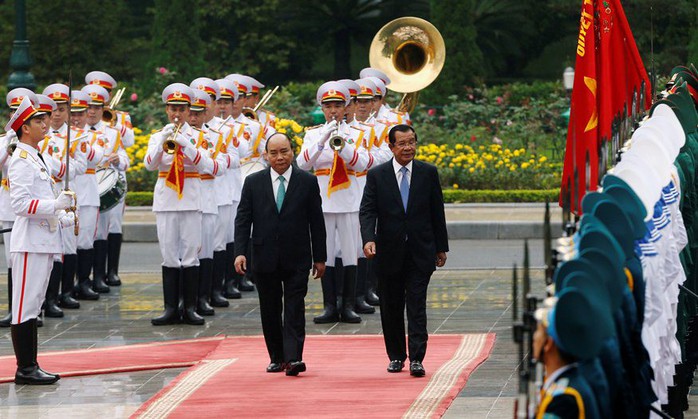 Cận cảnh Thủ tướng Nguyễn Xuân Phúc đón Thủ tướng Hun Sen - Ảnh 2.