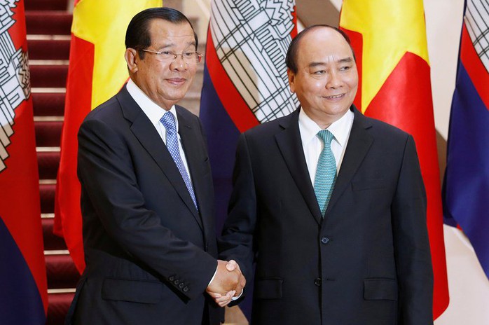 Cận cảnh Thủ tướng Nguyễn Xuân Phúc đón Thủ tướng Hun Sen - Ảnh 6.