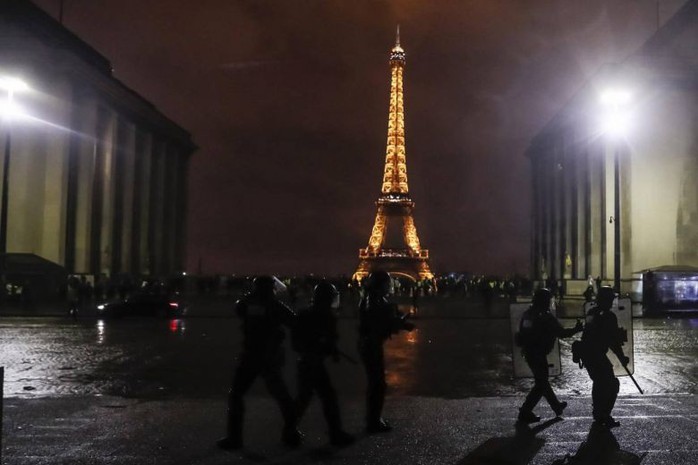 Lo biểu tình bạo lực, Pháp đóng cửa nhiều điểm du lịch cuối tuần - Ảnh 2.