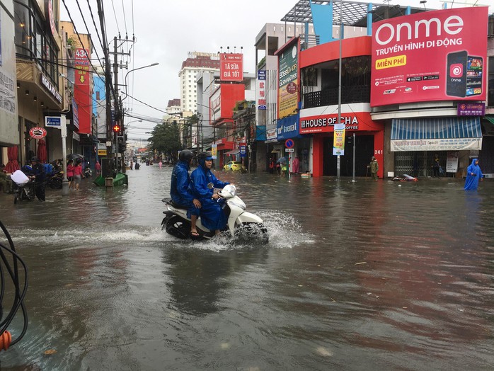 Đà Nẵng khẩn trương xả nước, phá vỡ đê quai để chống ngập - Ảnh 4.