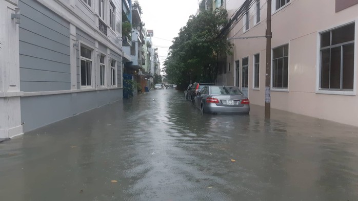 Đường phố Đà Nẵng biến thành sông sau trận mưa lớn kéo dài nhiều giờ - Ảnh 9.