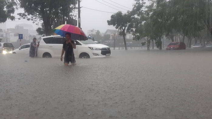 Đường phố Đà Nẵng biến thành sông sau trận mưa lớn kéo dài nhiều giờ - Ảnh 11.