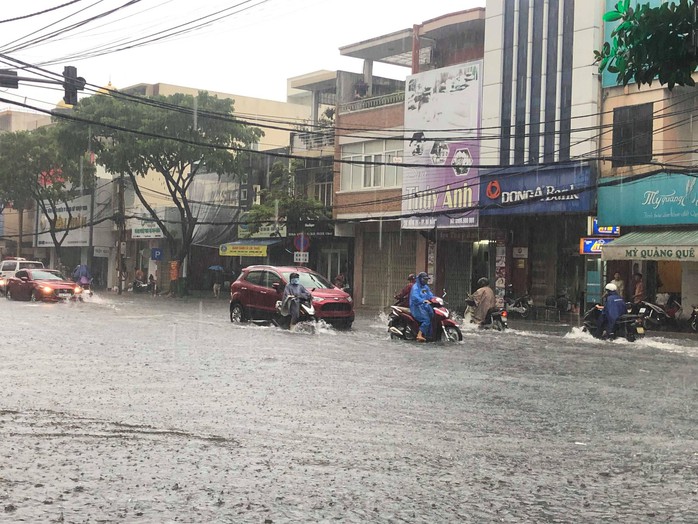 Đường phố Đà Nẵng biến thành sông sau trận mưa lớn kéo dài nhiều giờ - Ảnh 12.