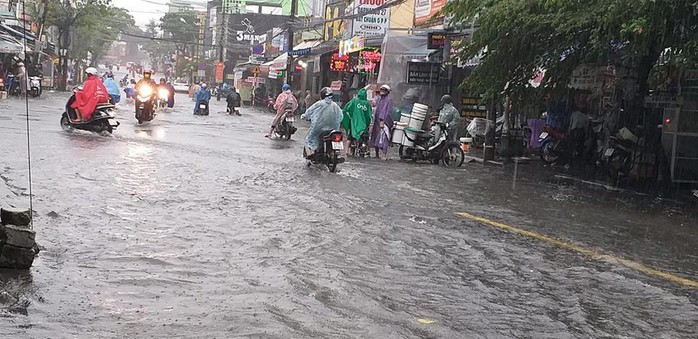 Đường phố Đà Nẵng biến thành sông sau trận mưa lớn kéo dài nhiều giờ - Ảnh 3.