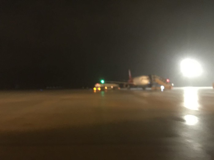 Máy bay TP HCM đi Huế hạ cánh xuống Đà Nẵng - Ảnh 1.