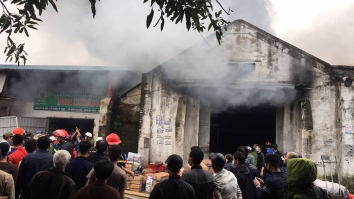 Cháy lớn kho hàng 2.000 m2 gần chợ Vinh, người dân hoảng sợ tháo chạy - Ảnh 6.