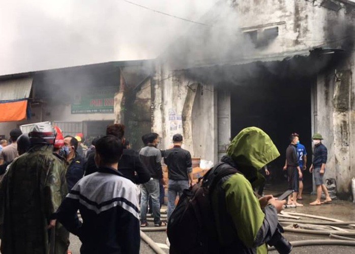 Cháy lớn kho hàng 2.000 m2 gần chợ Vinh, người dân hoảng sợ tháo chạy - Ảnh 3.
