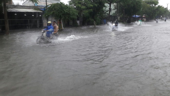 Đường phố Đà Nẵng biến thành sông sau trận mưa lớn kéo dài nhiều giờ - Ảnh 19.