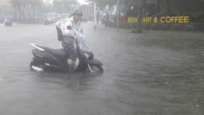 Đường phố Đà Nẵng biến thành sông sau trận mưa lớn kéo dài nhiều giờ - Ảnh 24.