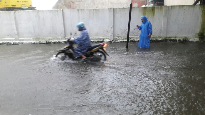Đường phố Đà Nẵng biến thành sông sau trận mưa lớn kéo dài nhiều giờ - Ảnh 25.