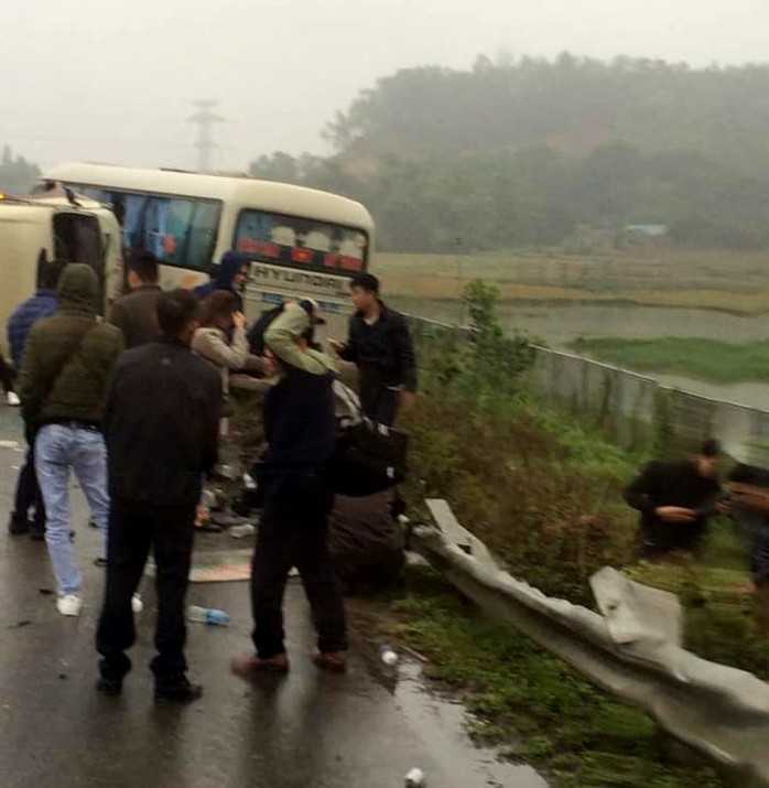 2 xe khách tông nhau trên cao tốc Nội Bài-Lào Cai, nhiều hành khách bị thương - Ảnh 3.