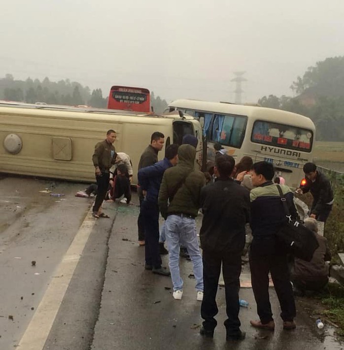 2 xe khách tông nhau trên cao tốc Nội Bài-Lào Cai, nhiều hành khách bị thương - Ảnh 4.