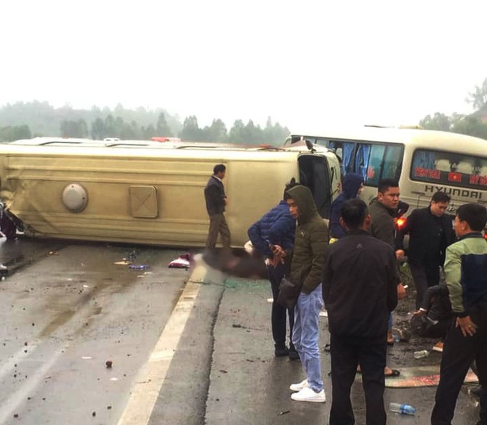 2 xe khách tông nhau trên cao tốc Nội Bài-Lào Cai, nhiều hành khách bị thương - Ảnh 6.