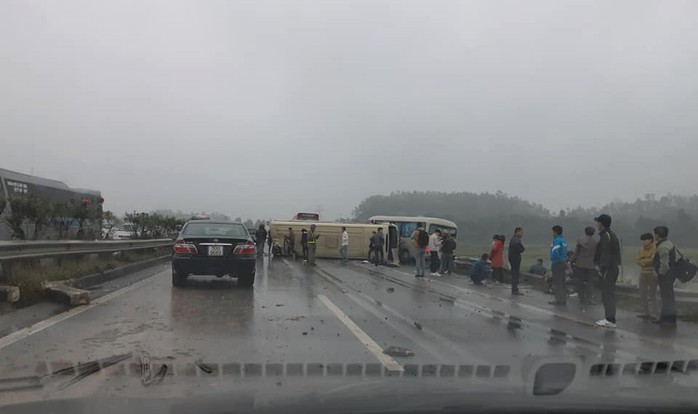 2 xe khách tông nhau trên cao tốc Nội Bài-Lào Cai, nhiều hành khách bị thương - Ảnh 7.