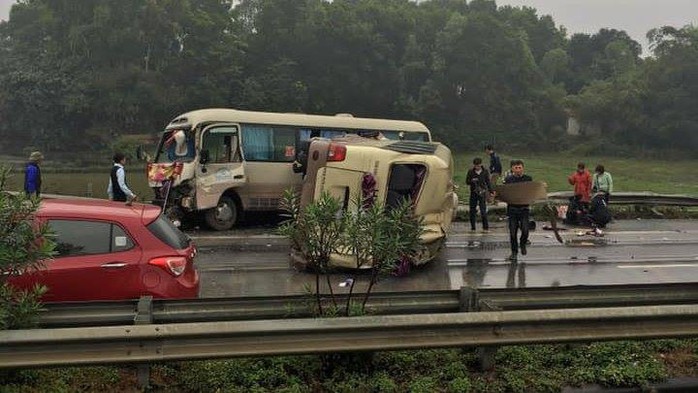 2 xe khách tông nhau trên cao tốc Nội Bài-Lào Cai, nhiều hành khách bị thương - Ảnh 8.