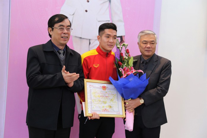 Quảng Trị tuyên dương tiền vệ U23 Việt Nam Trương Văn Thái Quý - Ảnh 1.