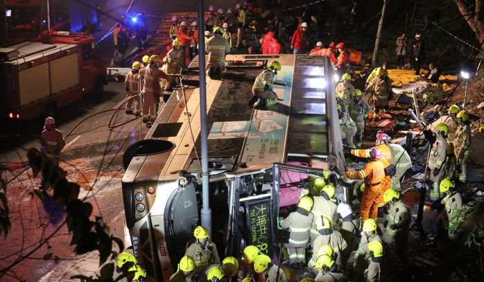 Xe buýt 2 tầng bị lật, 19 người thiệt mạng - Ảnh 1.