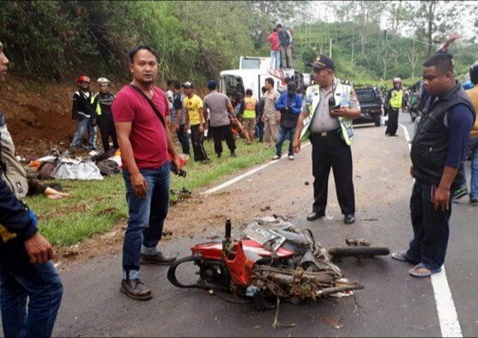 Indonesia: Xe buýt tông xe máy, ít nhất 27 người chết - Ảnh 1.