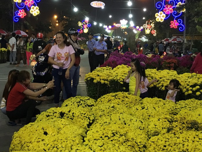 Khai mạc chợ hoa xuân Bình Điền - Ảnh 2.