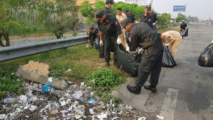 Gần 100 chiến sĩ Công an TP Cần Thơ dọn dẹp vệ sinh ngày giáp Tết - Ảnh 1.