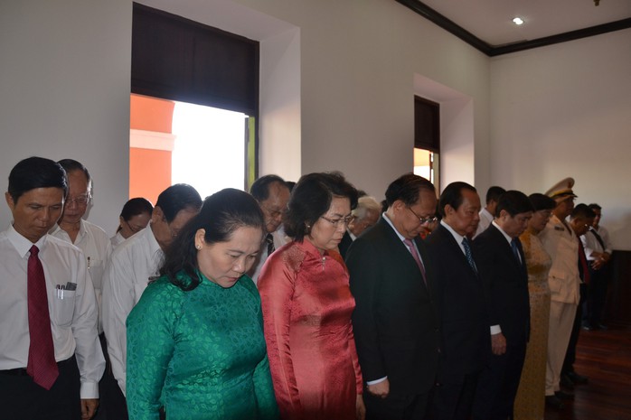 Lãnh đạo TP HCM dâng hương Chủ tịch Hồ Chí Minh - Ảnh 4.