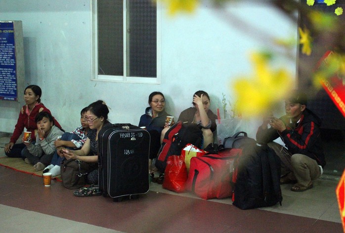 Hàng ngàn hành khách vật vờ ở ga Sài Gòn trong đêm - Ảnh 17.