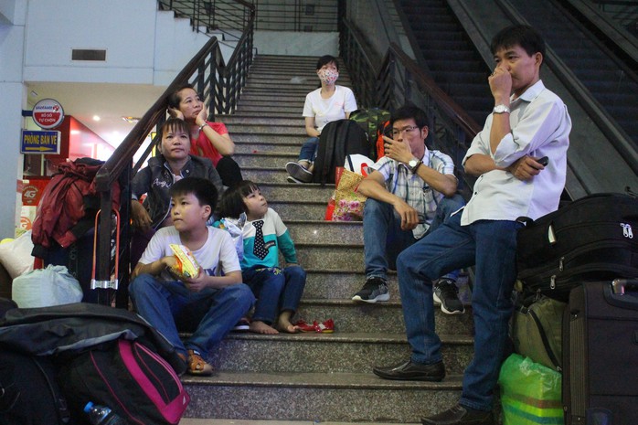 Hàng ngàn hành khách vật vờ ở ga Sài Gòn trong đêm - Ảnh 16.