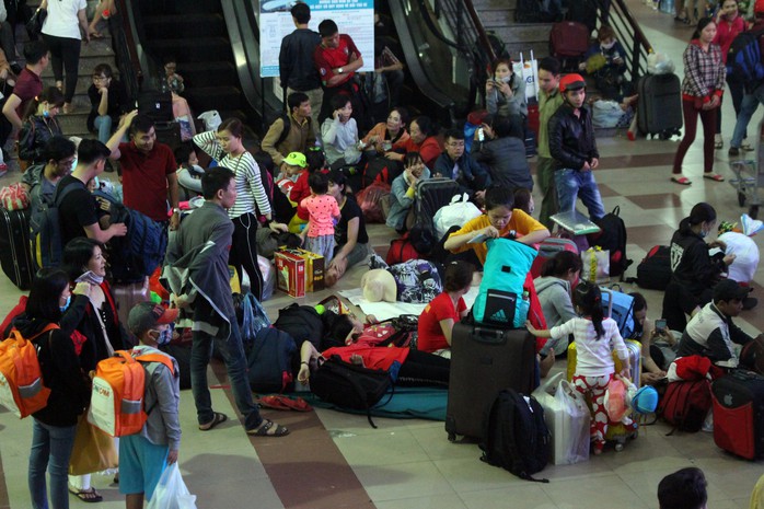 Hàng ngàn hành khách vật vờ ở ga Sài Gòn trong đêm - Ảnh 3.