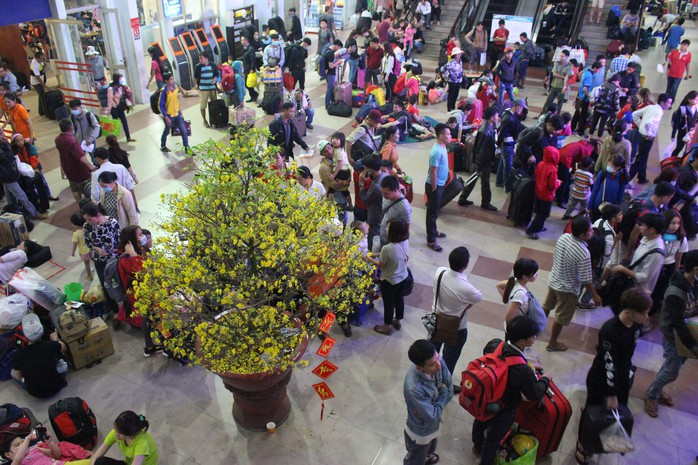 Hàng ngàn hành khách vật vờ ở ga Sài Gòn trong đêm - Ảnh 2.