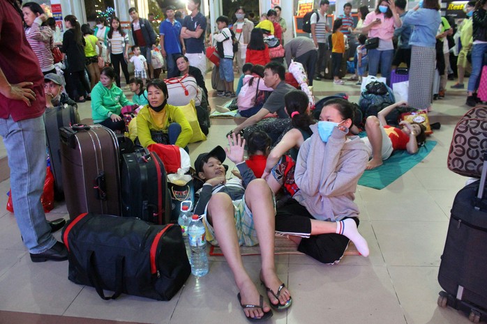 Hàng ngàn hành khách vật vờ ở ga Sài Gòn trong đêm - Ảnh 5.