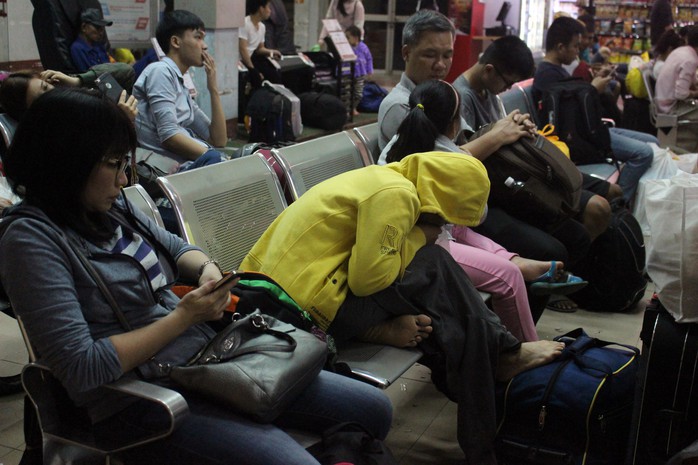 Hàng ngàn hành khách vật vờ ở ga Sài Gòn trong đêm - Ảnh 8.