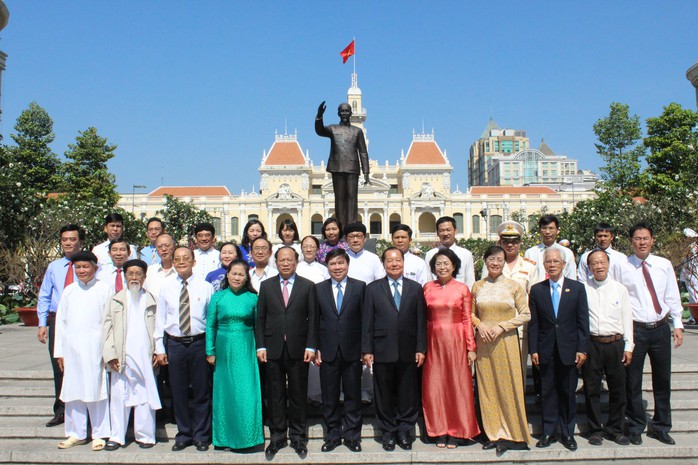Lãnh đạo TP HCM dâng hương Chủ tịch Hồ Chí Minh - Ảnh 3.