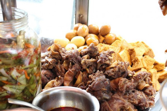Những quán bánh mì ngon độc lạ chỉ có ở Sài Gòn, dân ‘sành ăn’ nhất định đừng bỏ lỡ! - Ảnh 1. Những quán bánh mì ngon độc lạ chỉ có ở Sài Gòn, dân ‘sành ăn’ nhất định đừng bỏ lỡ! - Ảnh 1.